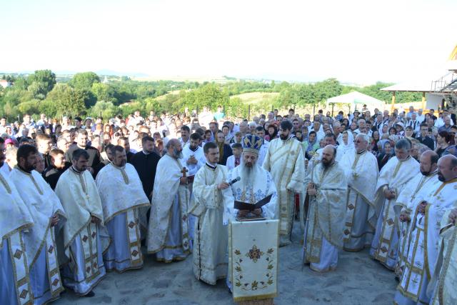 Peste 2000 de credincioși au participat la sfințirea bisericii parohiei „Duminica Tuturor Sfinților” din satul Rediu, protopopiatul Roznov, județul Neamț