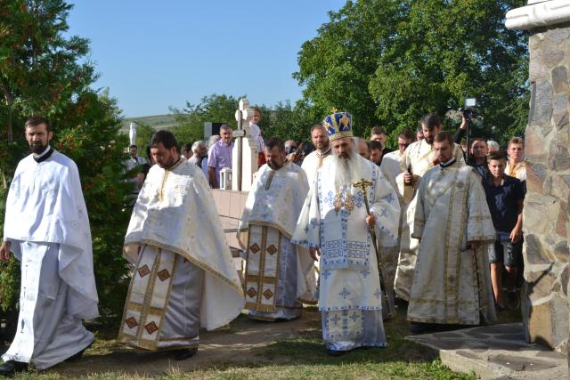 Peste 2000 de credincioși au participat la sfințirea bisericii parohiei „Duminica Tuturor Sfinților” din satul Rediu, protopopiatul Roznov, județul Neamț