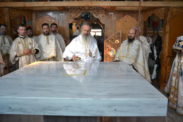 Peste 2000 de credincioși au participat la sfințirea bisericii parohiei „Duminica Tuturor Sfinților” din satul Rediu, protopopiatul Roznov, județul Neamț