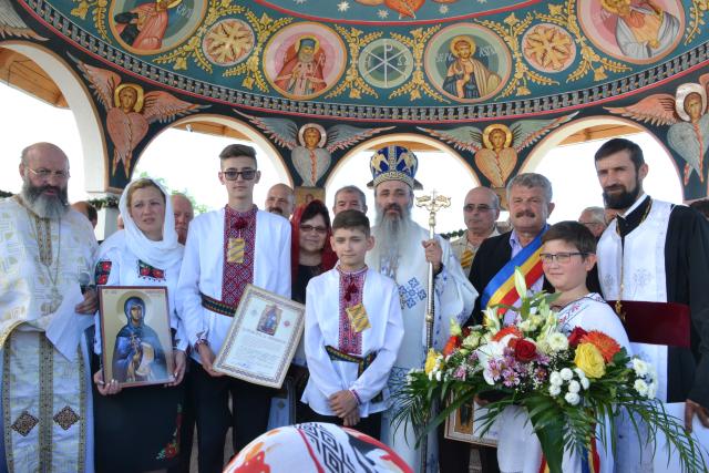Peste 2000 de credincioși au participat la sfințirea bisericii parohiei „Duminica Tuturor Sfinților” din satul Rediu, protopopiatul Roznov, județul Neamț