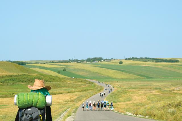 La pas pe urmele sfinţilor nemţeni: „Da, împreună am biruit 170 km!“ (GALERIE FOTO)