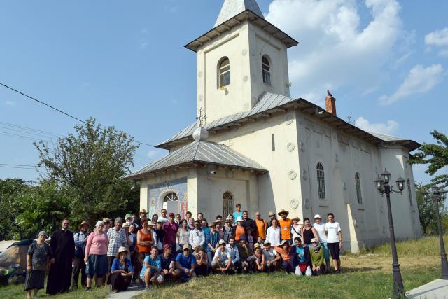 La pas pe urmele sfinţilor nemţeni: „Da, împreună am biruit 170 km!“ (GALERIE FOTO)
