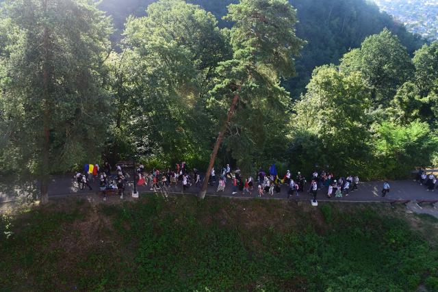 La pas pe urmele sfinţilor nemţeni: „Da, împreună am biruit 170 km!“ (GALERIE FOTO)