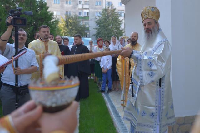 3000 de credincioși botoșăneni prezenți la sfințirea unei noi biserici
