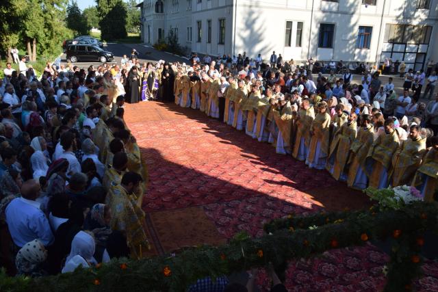 Hram la biserica Seminarului de la Mănăstirea Neamț: „Ar trebui să învățăm din viețile sfinților și să ne radicalizăm în bine”