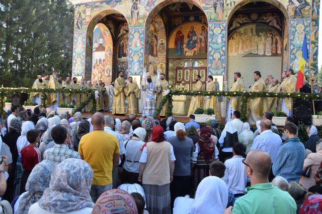 Hram la biserica Seminarului de la Mănăstirea Neamț: „Ar trebui să învățăm din viețile sfinților și să ne radicalizăm în bine”