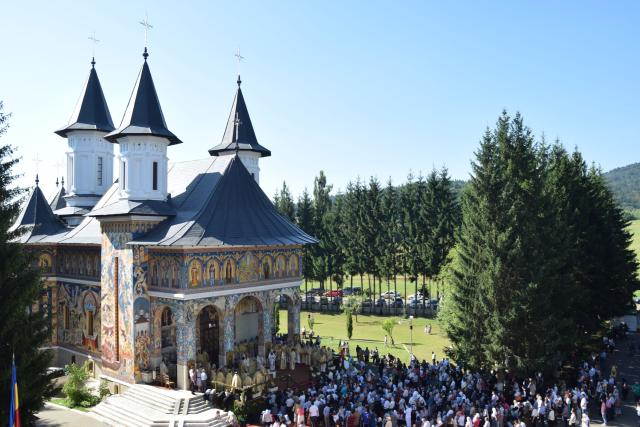 Hram la biserica Seminarului de la Mănăstirea Neamț: „Ar trebui să învățăm din viețile sfinților și să ne radicalizăm în bine”