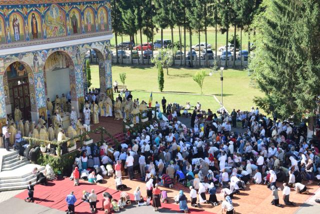 Hram la biserica Seminarului de la Mănăstirea Neamț: „Ar trebui să învățăm din viețile sfinților și să ne radicalizăm în bine”