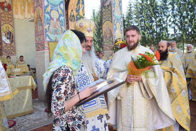 Hram la biserica Seminarului de la Mănăstirea Neamț: „Ar trebui să învățăm din viețile sfinților și să ne radicalizăm în bine”
