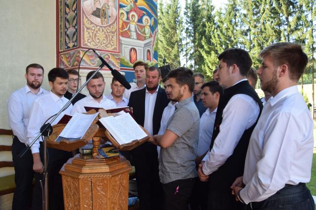 Hram la biserica Seminarului de la Mănăstirea Neamț: „Ar trebui să învățăm din viețile sfinților și să ne radicalizăm în bine”