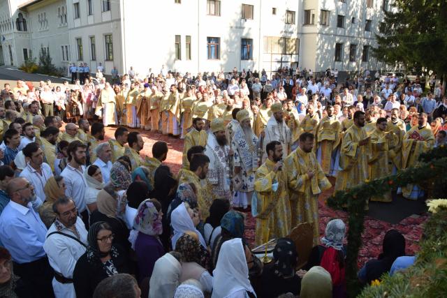 Hram la biserica Seminarului de la Mănăstirea Neamț: „Ar trebui să învățăm din viețile sfinților și să ne radicalizăm în bine”