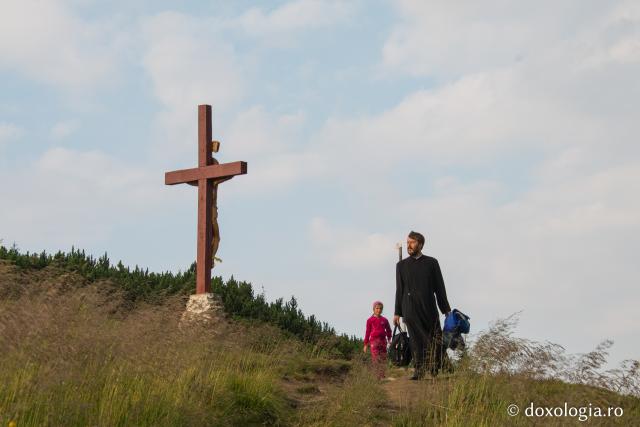 Urcând de la Stănile spre mănăstirea din vârful Ceahlăului
