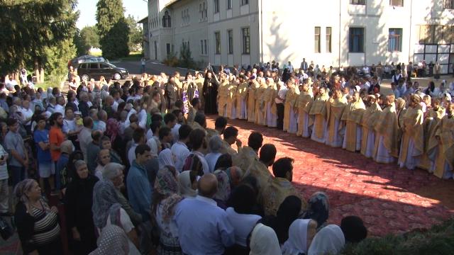 Sute de pelerini la hramul Bisericii Seminarului Teologic de la Mănăstirea Neamț