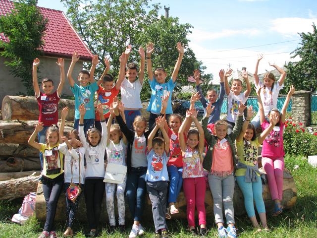 Copiii din Parohia Todireşti s-au aşezat sub un „nor de vară“