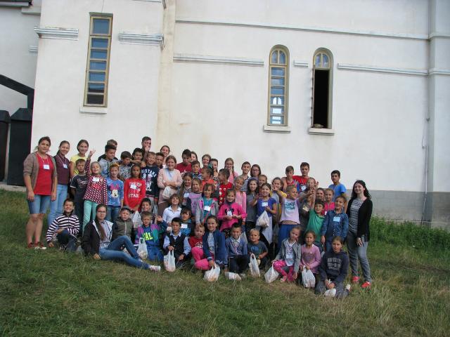 Copiii din Parohia Todireşti s-au aşezat sub un „nor de vară“