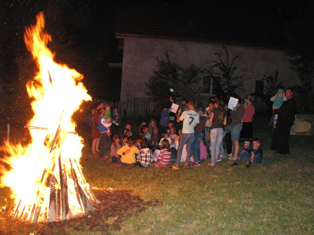 Copiii din Parohia Todireşti s-au aşezat sub un „nor de vară“