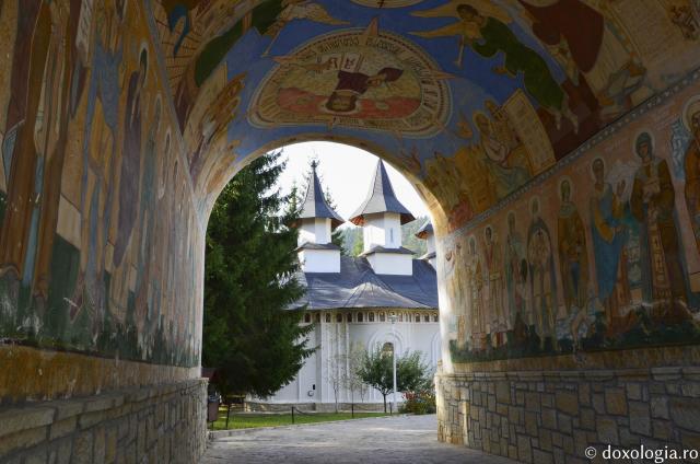 Mănăstirea Durău adăpostește o părticică din moaștele Sfântului Pantelimon