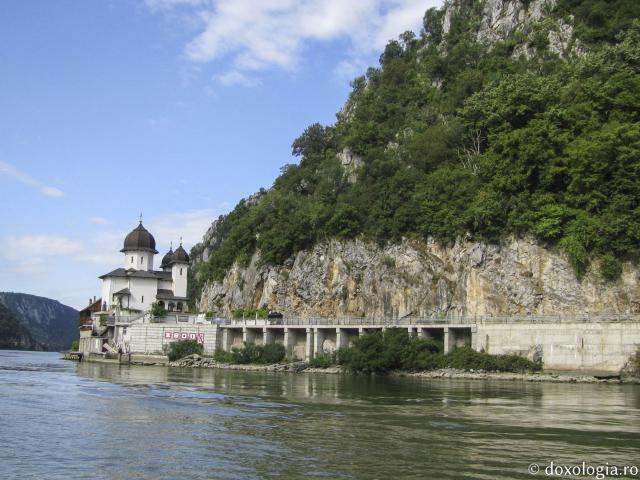 Mănăstirea Mraconia de la Cazanele Dunării – locul în care Dunărea se îngustează între munţi
