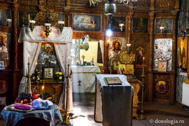 interiorul bisericii Mănăstirii Tazlău