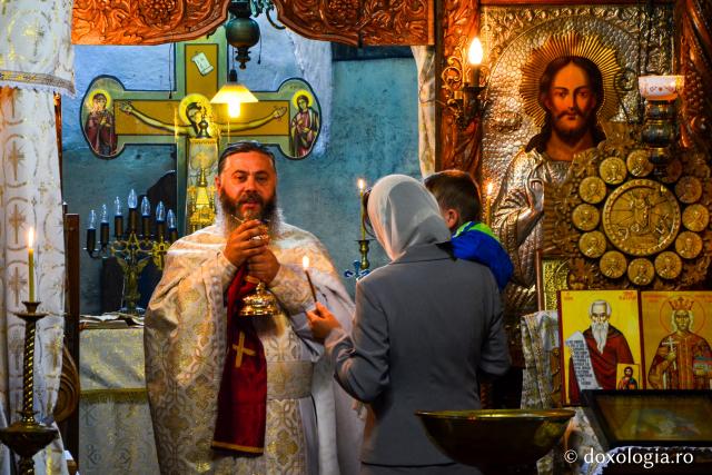 La Sfânta Liturghie, în biserica Marelui Ștefan de la Tazlău