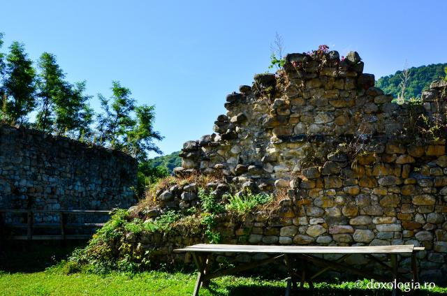 Ce ascund ruinele de la Mănăstirea Tazlău?