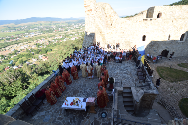 Liturghie arhierească, în cadrul pelerinajului pedestru „Pe urmele sfinţilor nemţeni”