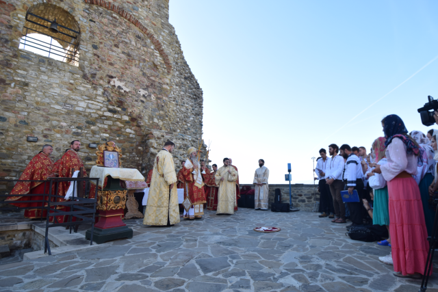 Liturghie arhierească, în cadrul pelerinajului pedestru „Pe urmele sfinţilor nemţeni”