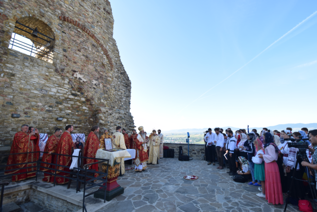 Liturghie arhierească, în cadrul pelerinajului pedestru „Pe urmele sfinţilor nemţeni”