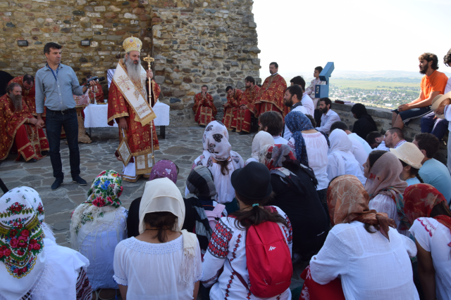 Liturghie arhierească, în cadrul pelerinajului pedestru „Pe urmele sfinţilor nemţeni”