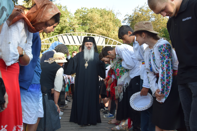 Liturghie arhierească, în cadrul pelerinajului pedestru „Pe urmele sfinţilor nemţeni”