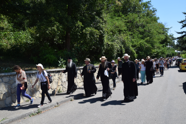 Liturghie arhierească, în cadrul pelerinajului pedestru „Pe urmele sfinţilor nemţeni”