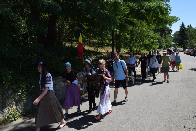 Liturghie arhierească, în cadrul pelerinajului pedestru „Pe urmele sfinţilor nemţeni”