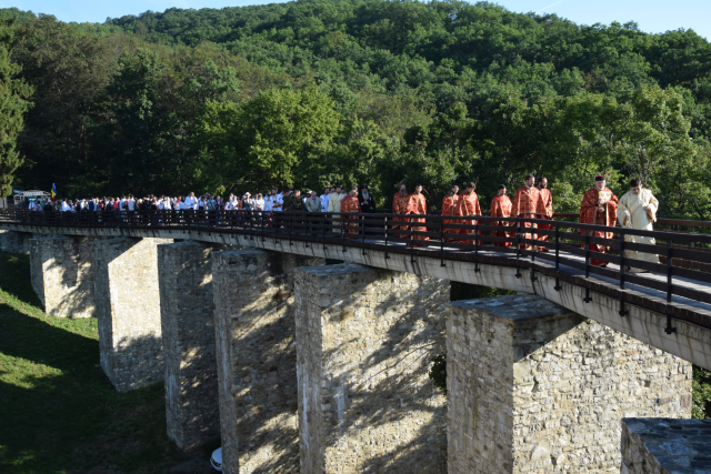 Liturghie arhierească, în cadrul pelerinajului pedestru „Pe urmele sfinţilor nemţeni”