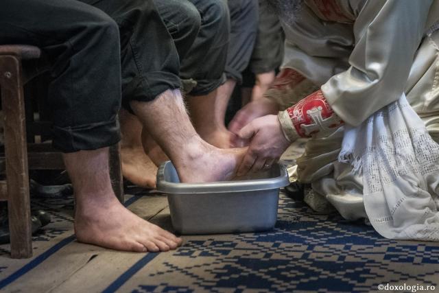 Smerenia Cuviosului Ioan Pustnicul ‒ spăla picioarele ucenicilor săi, înainte de a-i pune la masă