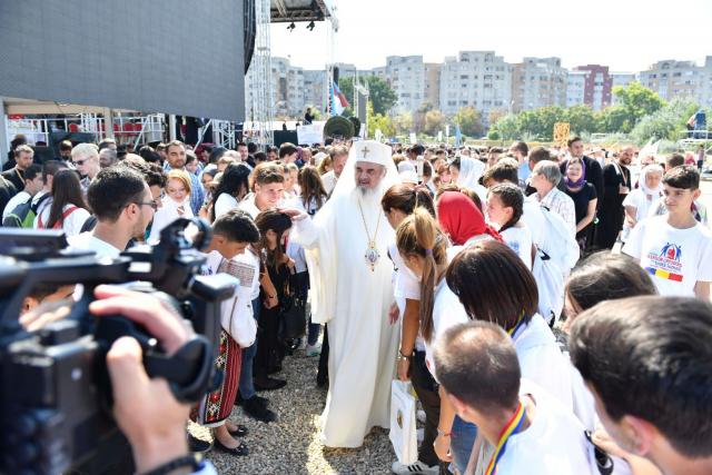 Mii de tineri şi credincioşi s-au rugat împreună cu Patriarhul Daniel la Catedrala Naţională