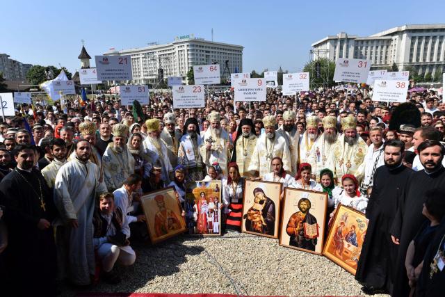 Mii de tineri şi credincioşi s-au rugat împreună cu Patriarhul Daniel la Catedrala Naţională