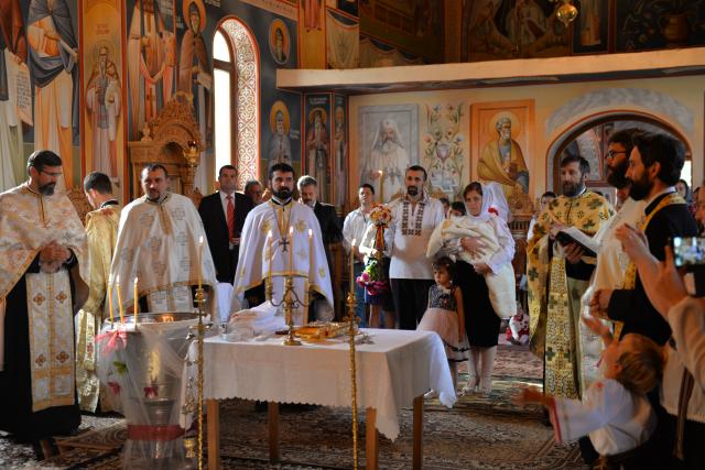 IPS Părinte Teofan a săvârșit slujba Botezului pentru cel de-al optulea copil al părintelui Sorinel Platon