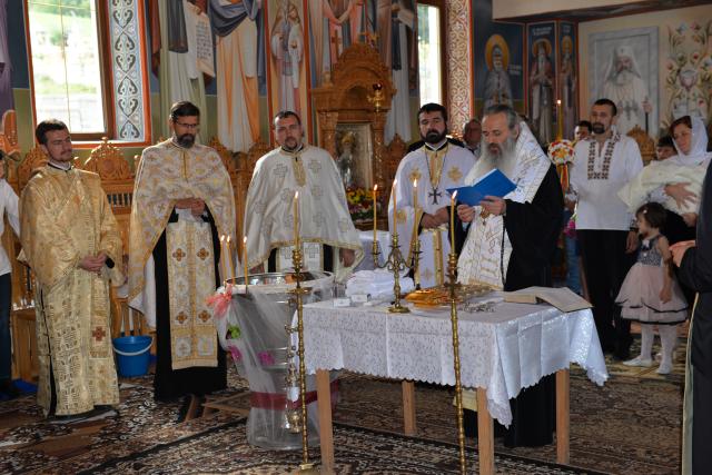 IPS Părinte Teofan a săvârșit slujba Botezului pentru cel de-al optulea copil al părintelui Sorinel Platon