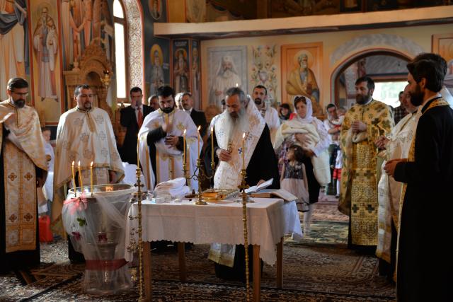 IPS Părinte Teofan a săvârșit slujba Botezului pentru cel de-al optulea copil al părintelui Sorinel Platon