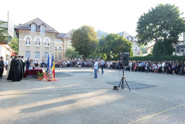 IPS Mitropolit Teofan, prezent în Piatra Neamţ la deschiderea anului şcolar