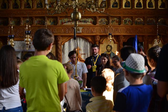 Tineri din trei filiale ATOR din Arhiepiscopia Iaşilor au oferit clipe de bucurie copiilor din Orăşeni-Vale