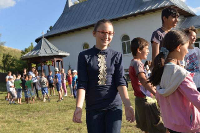 Tineri din trei filiale ATOR din Arhiepiscopia Iaşilor au oferit clipe de bucurie copiilor din Orăşeni-Vale