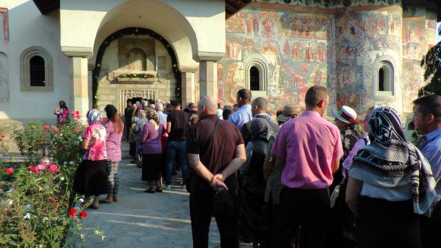 Brâul Maicii Domnului, adus la hramul Mănăstirii Râșca