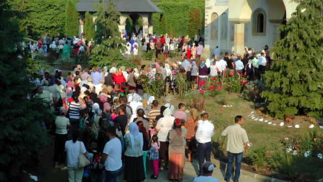 Brâul Maicii Domnului, adus la hramul Mănăstirii Râșca