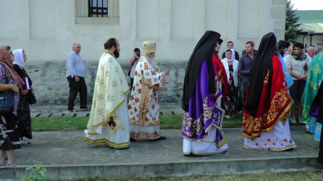 Brâul Maicii Domnului, adus la hramul Mănăstirii Râșca