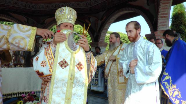 Brâul Maicii Domnului, adus la hramul Mănăstirii Râșca