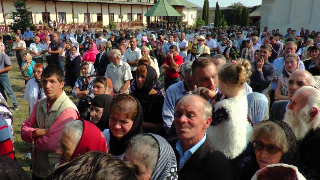 Brâul Maicii Domnului, adus la hramul Mănăstirii Râșca