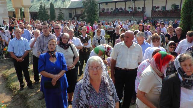 Brâul Maicii Domnului, adus la hramul Mănăstirii Râșca