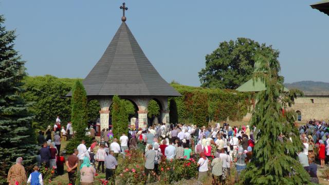 Brâul Maicii Domnului, adus la hramul Mănăstirii Râșca