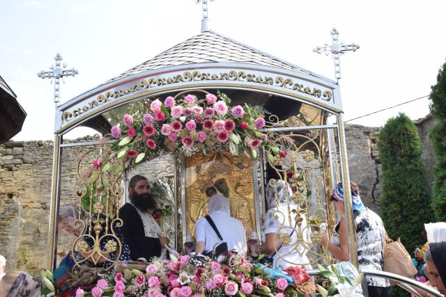 IPS Părinte Teofan, la hramul Mănăstirii Hadâmbu: „Maica Domnului este cinstită prin nașterea de prunci”